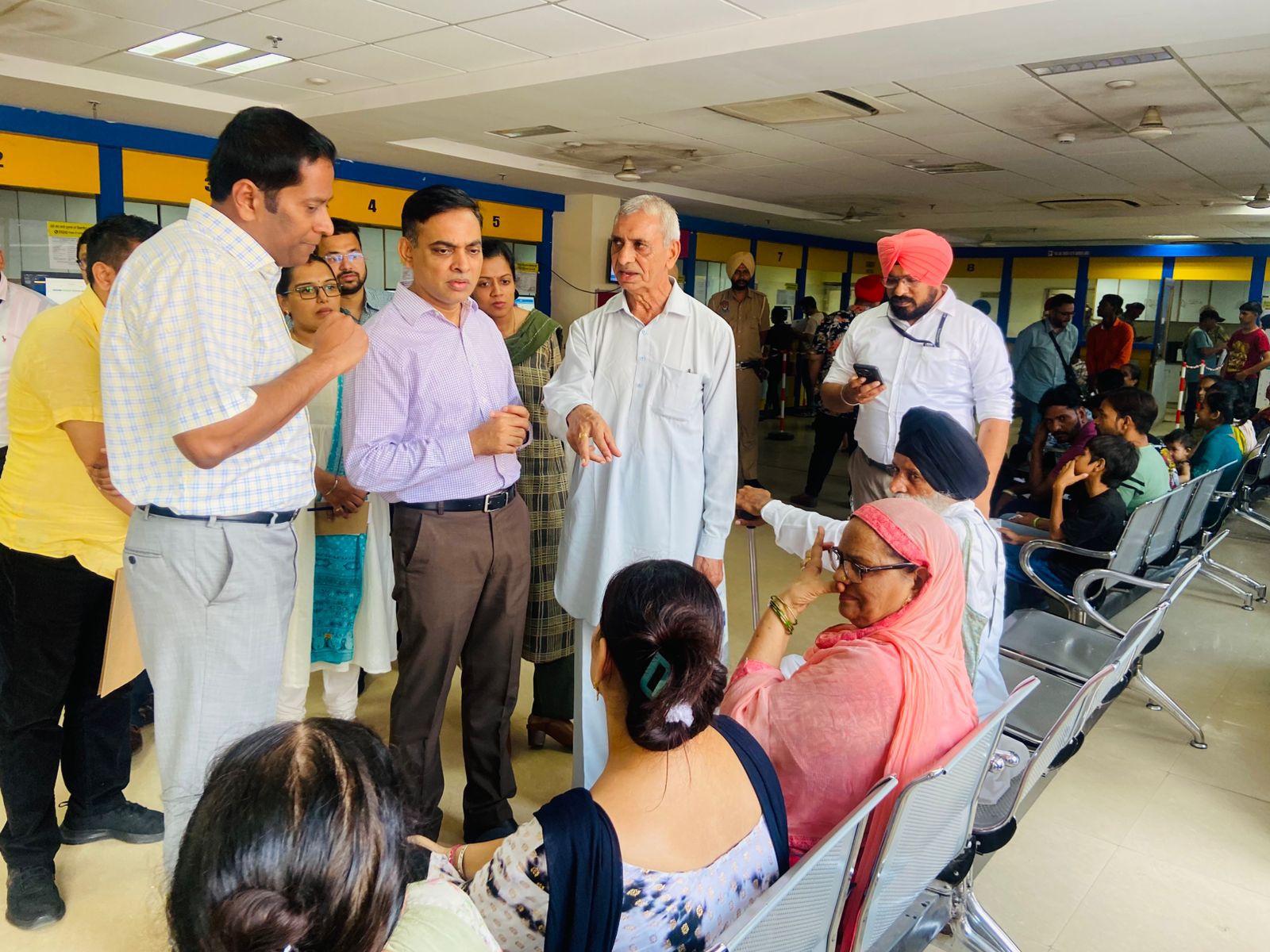 ਸਕੱਤਰ ਅਤੇ ਡਾਇਰੈਕਟਰ ਪ੍ਰਸ਼ਾਸਕੀ ਸੁਧਾਰ ਨੇ ਸੇਵਾ ਕੇਂਦਰ ਮੋਹਾਲੀ ਦਾ ਦੌਰਾ ਕੀਤਾ